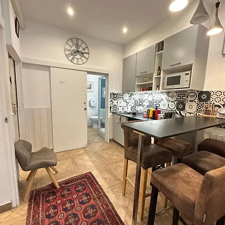 Charles V Marais Apartahotel 3*