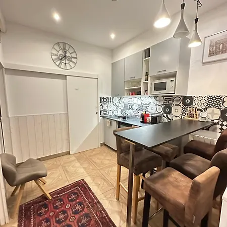 Charles V Marais Aparthotel