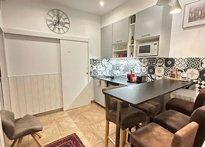 Charles V Marais Aparthotel